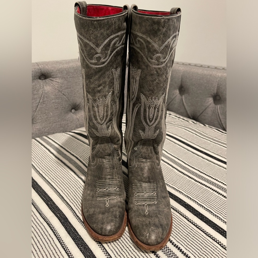 Macie Bean Tall Flower Petal Gray Size 8 Worn Condition